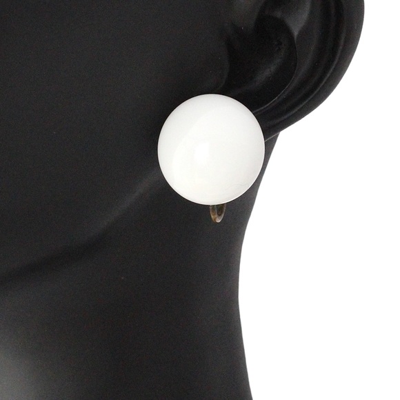 Vintage Milk Glass Screw Back Earrings White Round Button Mid-Century 1950s - Picture 3 of 3